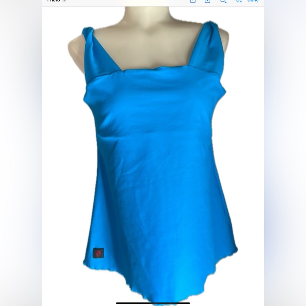 Nia Wear for your every move Stretch  top with twisted straps .